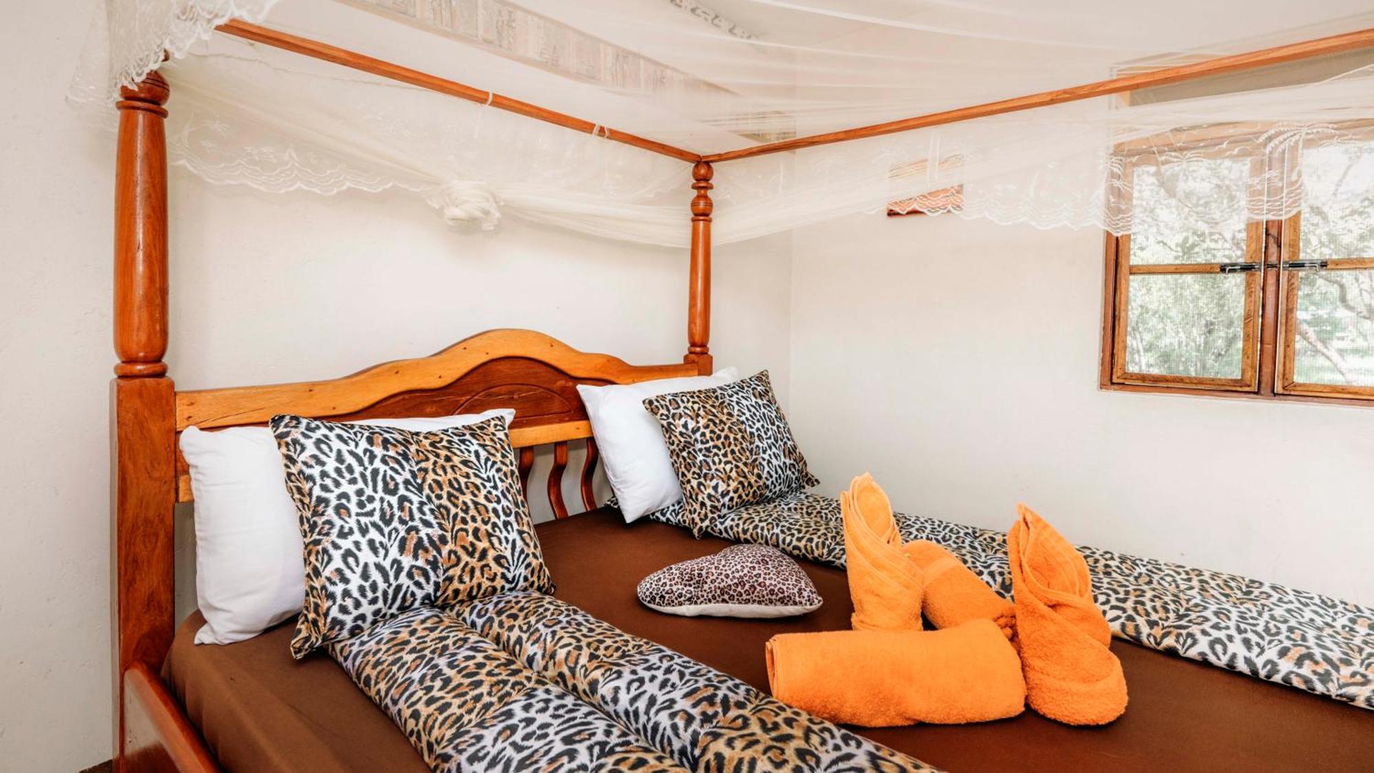 Mama Washindi Lodge Pakwach エクステリア 写真