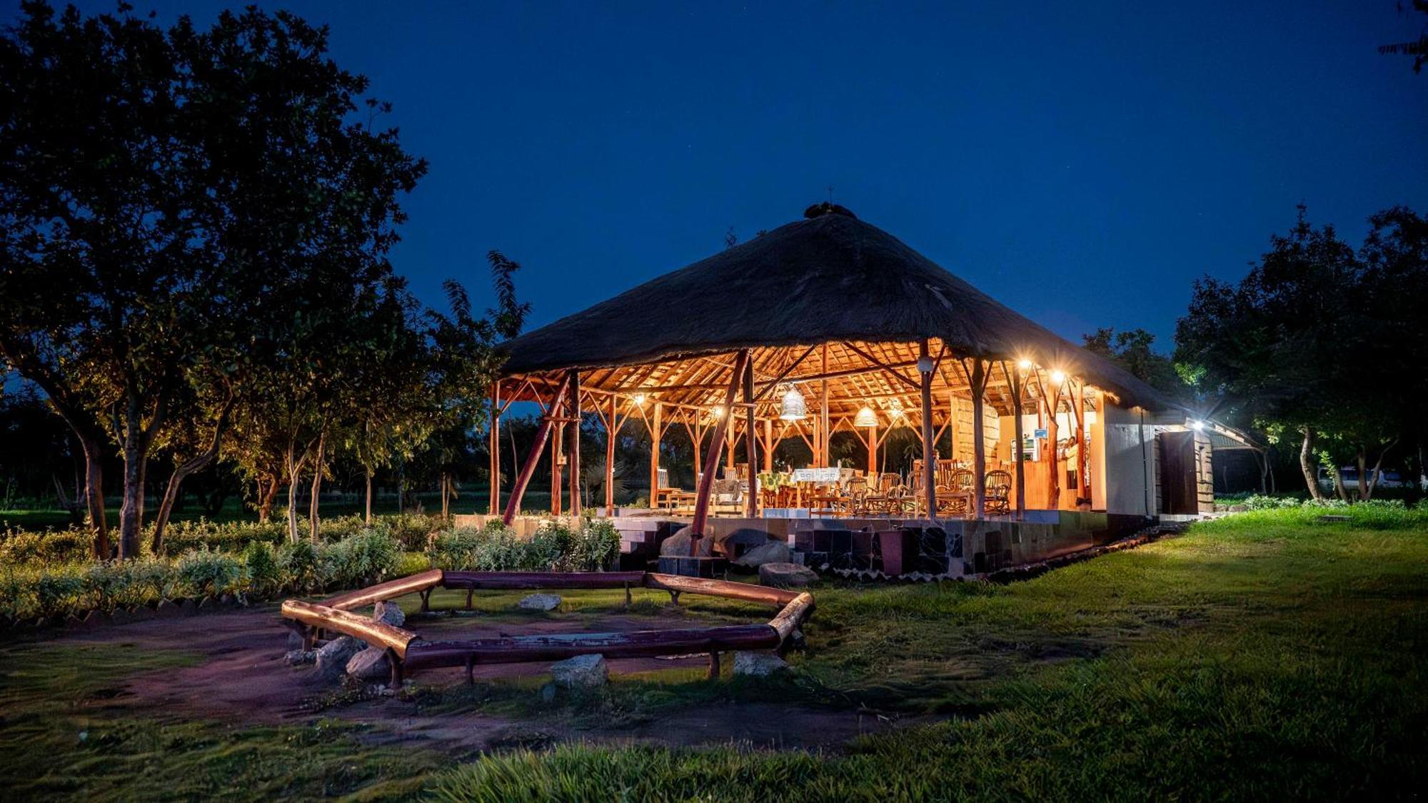 Mama Washindi Lodge Pakwach エクステリア 写真